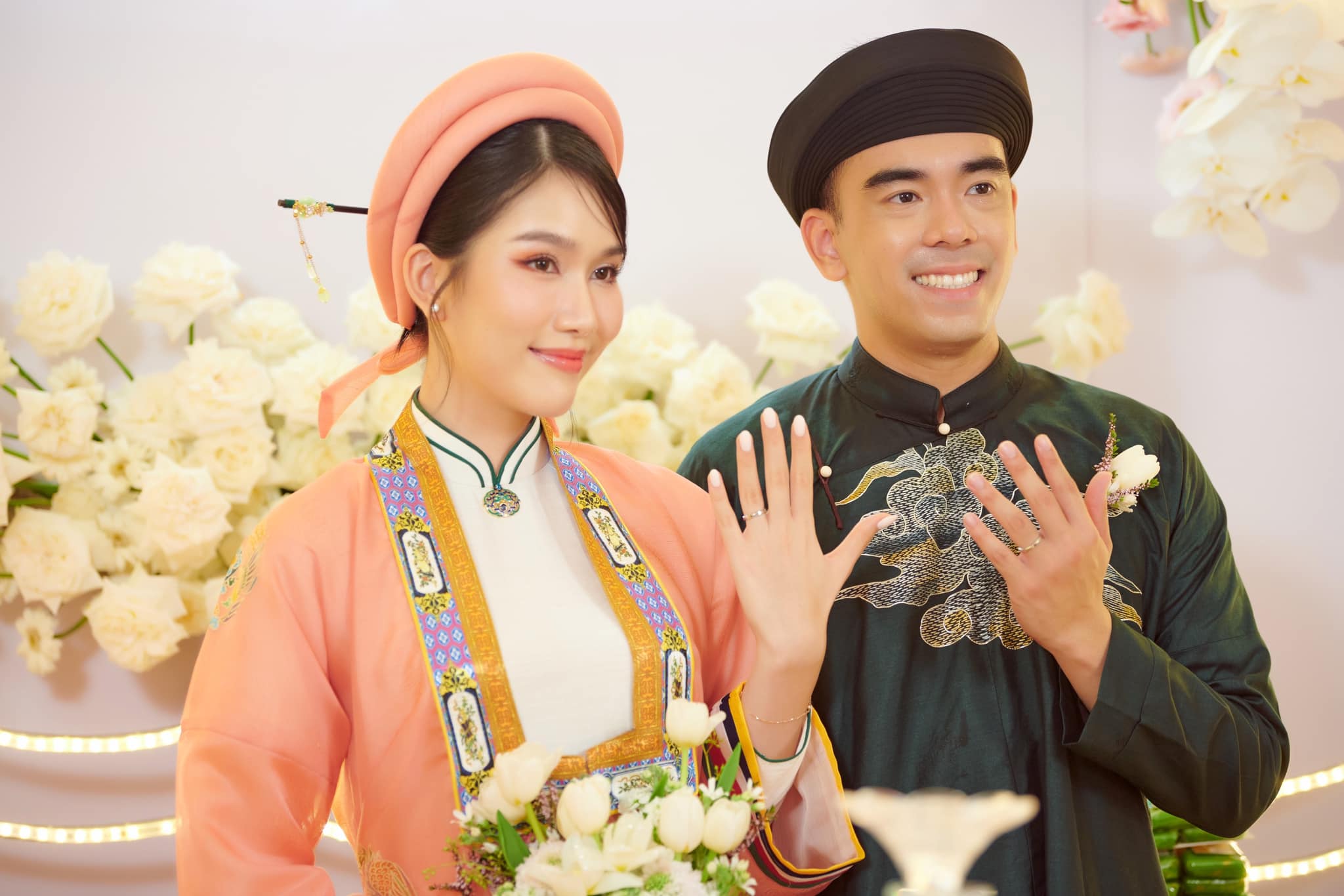 Á hậu Hoa hậu Việt Nam 2020 mặc Nhật Bình trong lễ ăn hỏi với chồng doanh nhân